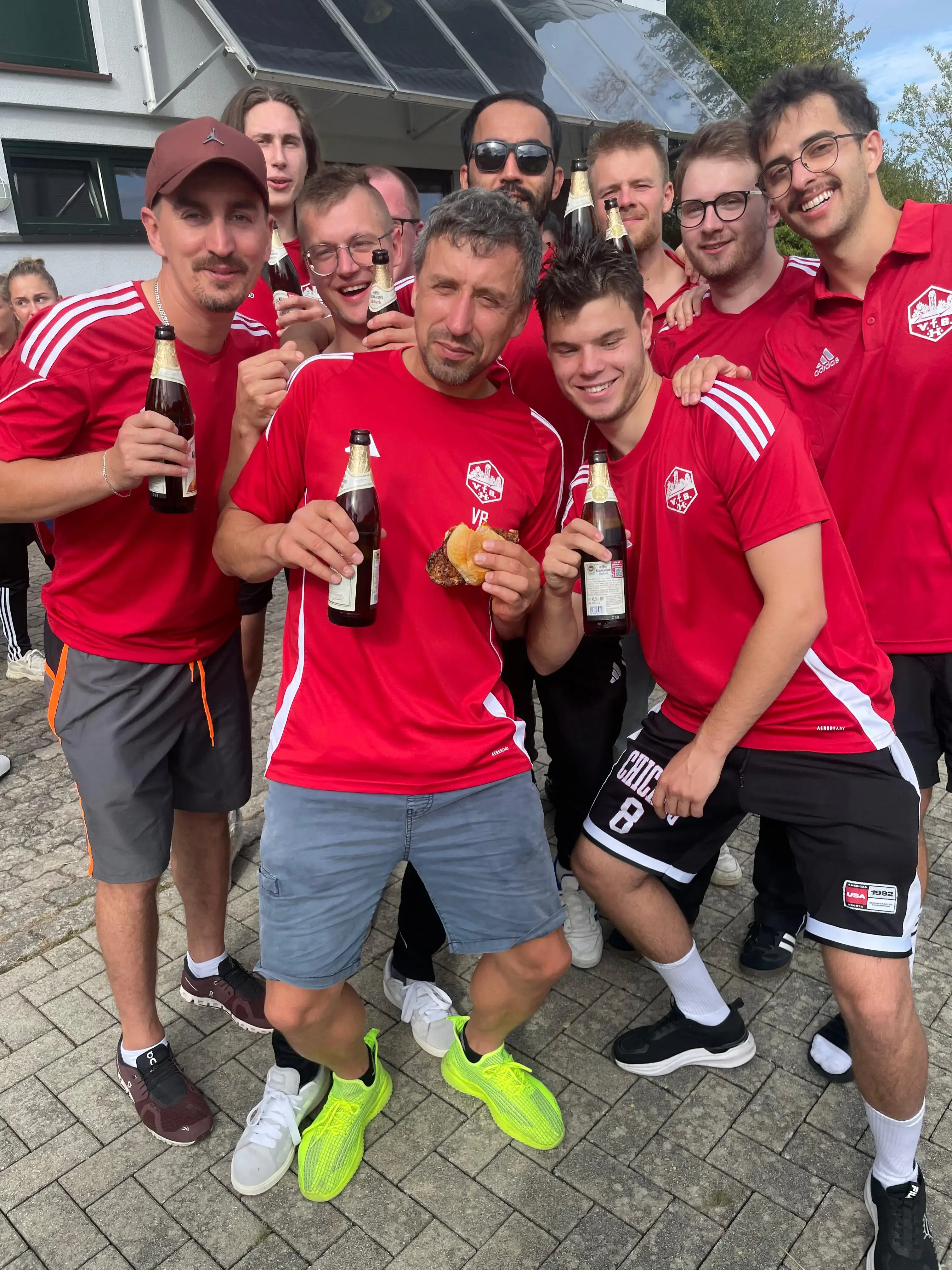 sv-05-froschbachtal-III-bierchen-nach-dem-sieg