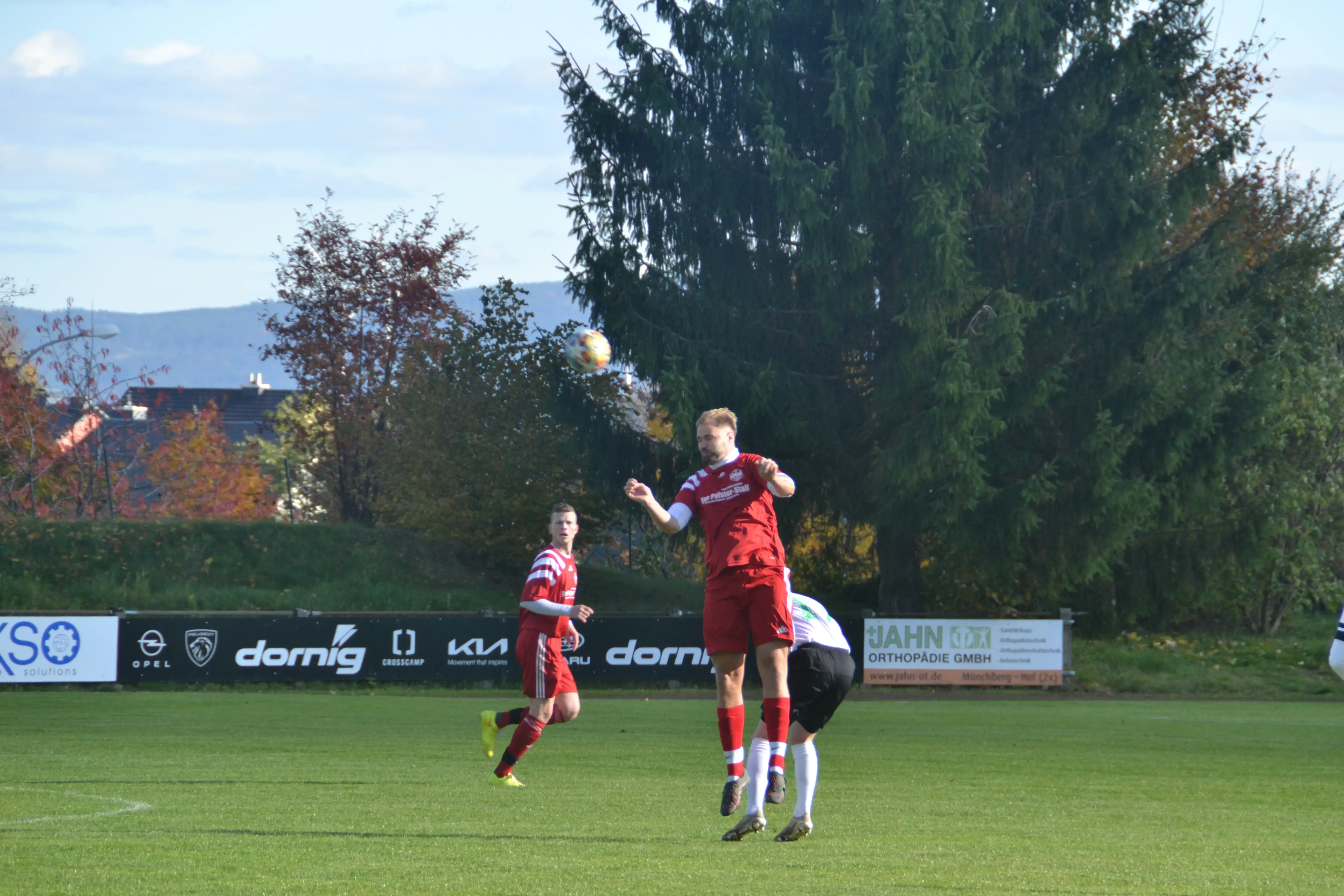 fc-frankenwald-spielszene-kopfball-schubi