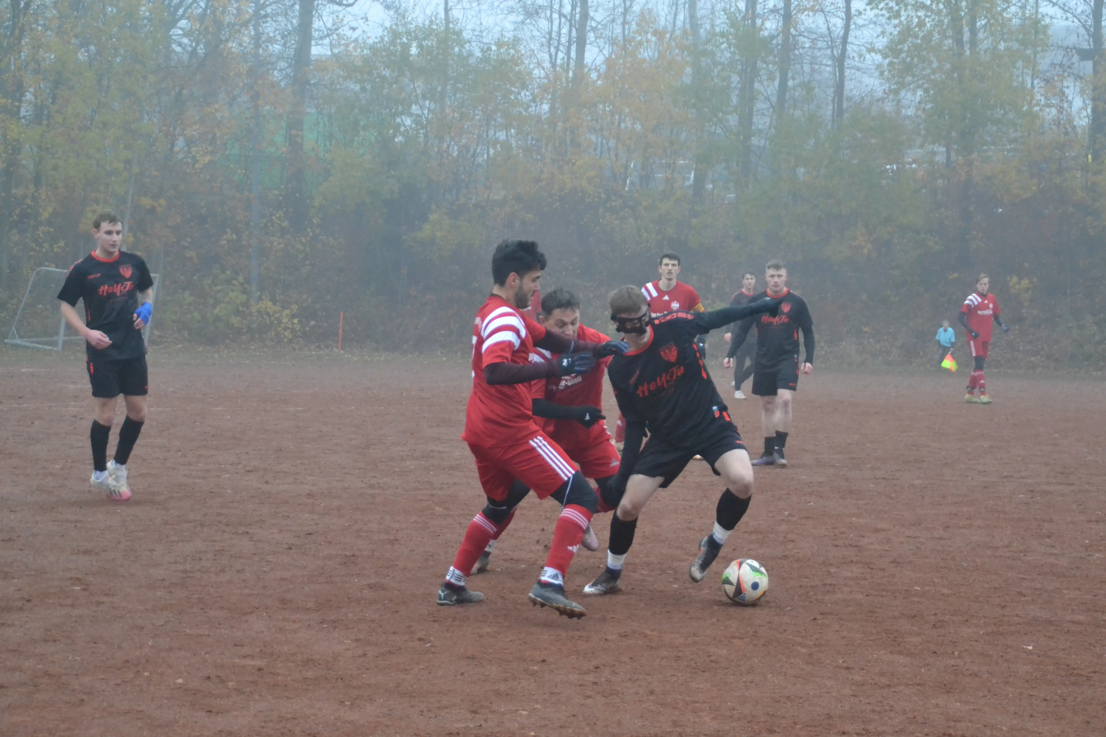 sg-trogen-2-bayern-hof-2-spielszene-tamer-und-nick-im-kampf-um-den-ball
