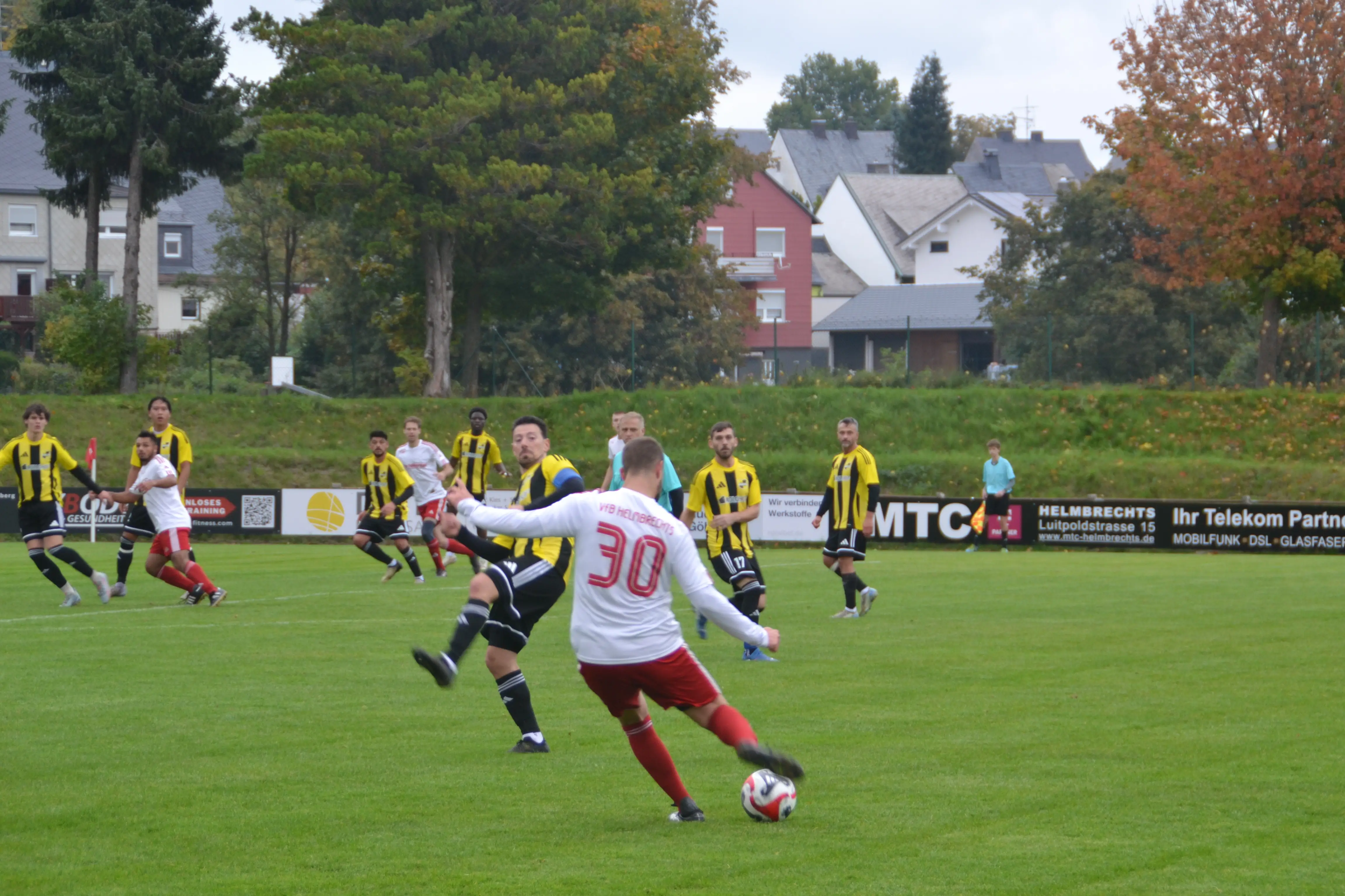 fsv-viktoria-hof-spielszene-fischer-beim-flanken