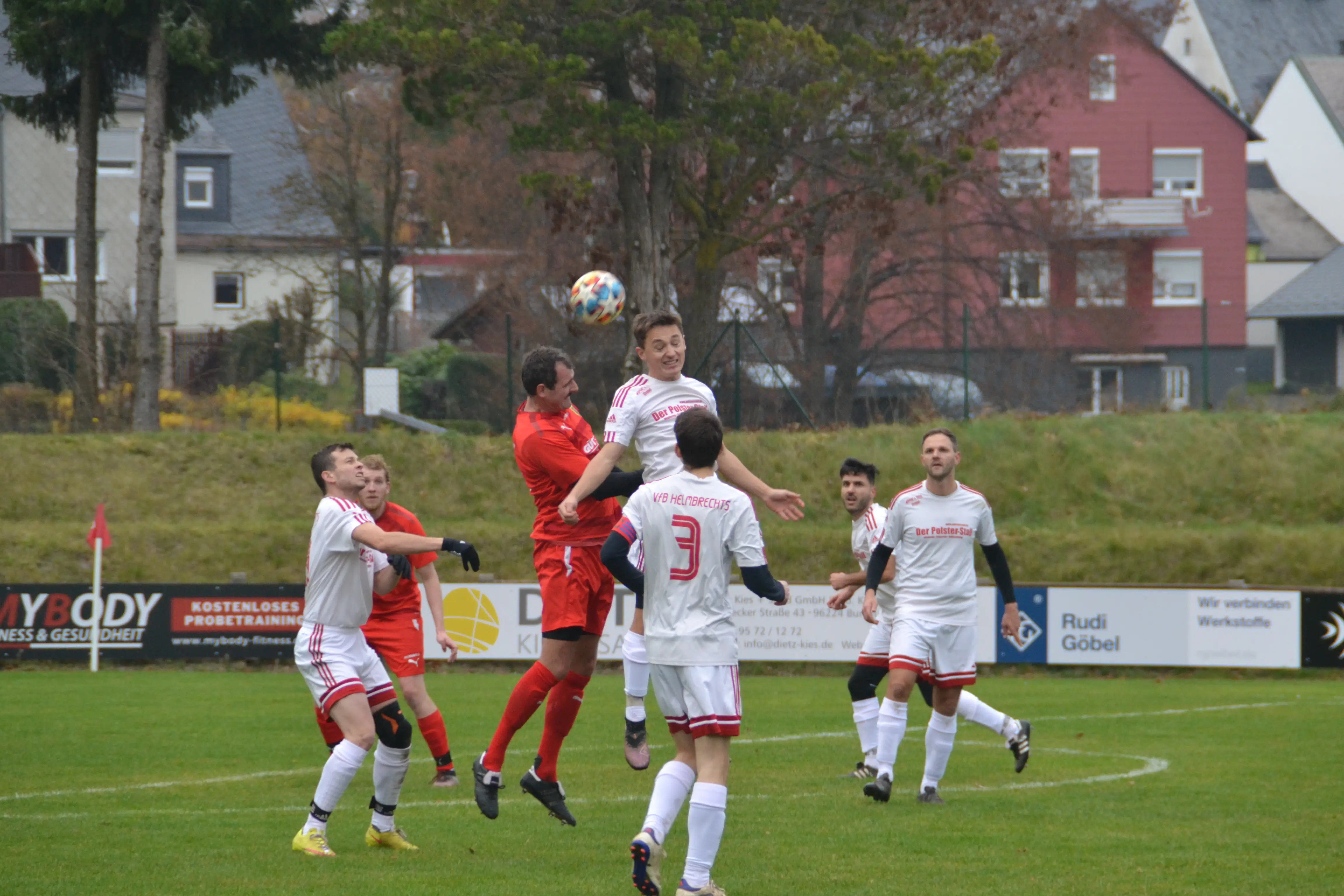 fc-wiesla-hof-spielszene-luftzweikampf-nick